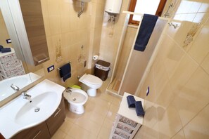 Combined shower/bathtub, hair dryer, towels - Giada's Hose in Otranto (Otranto)