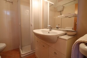 Combined shower/tub, hair dryer, towels