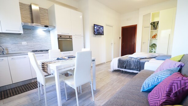 Un apartamento moderno con cocina, comedor y sala de estar.