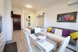 1 slaapkamer, een strijkplank/strijkijzer, beddengoed