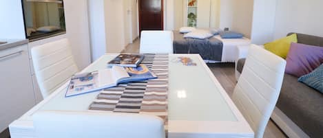 1 habitación, tabla de planchar con plancha y ropa de cama