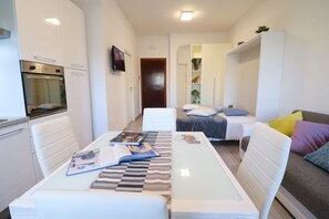 1 habitación, tabla de planchar con plancha, internet y ropa de cama 