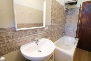 Badewanne, Haartrockner, Handtücher