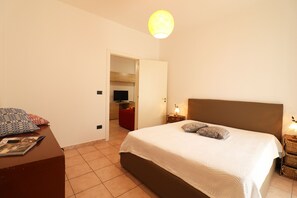 2 bedrooms, iron/ironing board, internet, bed sheets - Carlotta's house in Otranto (Otranto)