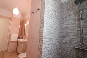 Combined shower/tub, hair dryer, towels - Carlotta's house in Otranto (Otranto)