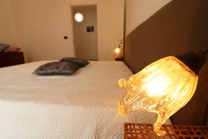 2 bedrooms, iron/ironing board, internet, bed sheets