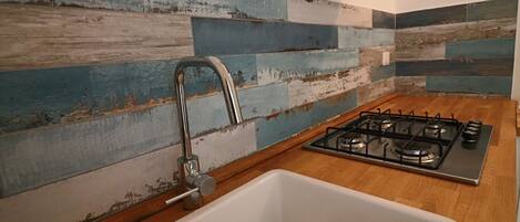 Kjøleskap, kokeplater og kjøkkenutstyr