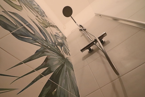 Combined shower/tub, hair dryer, towels