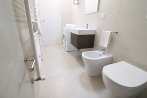 Kombination af bruser/badekar, gratis toiletartikler, hårtørrer