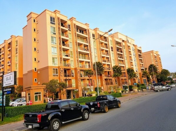 Exterior - 403C - 1 Bedroom Condo with Pool, Jomtien Beach (Muang Pattaya)