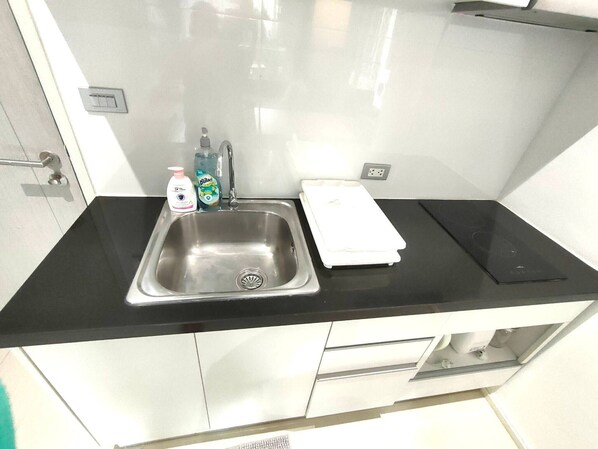 Kylskåp, mikrovågsugn, spishäll och brödrost