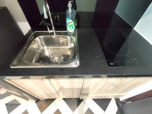 Réfrigérateur, micro-ondes, plaque de cuisson, grille-pain