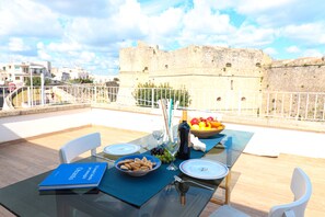 Outdoor dining - Casa Sveva – Romantic studio with panoramic terrace in the heart of Otranto (Otranto)