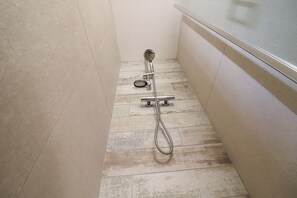 Combined shower/tub, hair dryer, towels - Casa Sveva – Romantic studio with panoramic terrace in the heart of Otranto (Otranto)