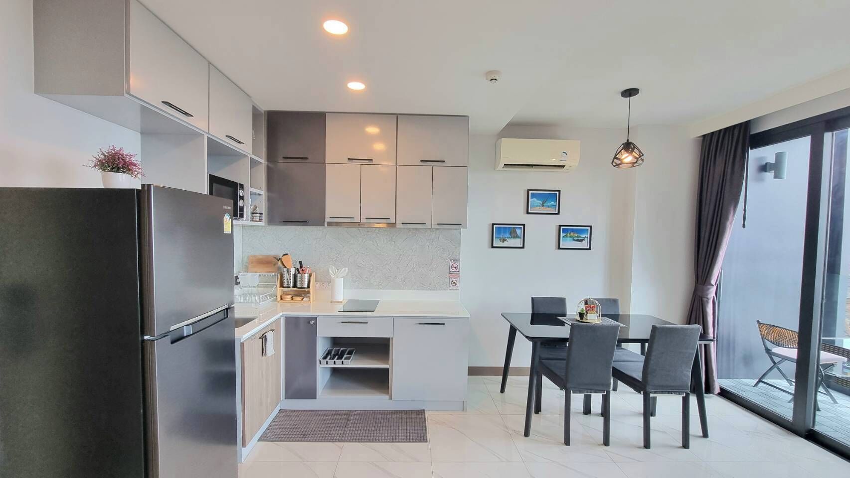 Frigorifero, microonde, piano cottura, macchina per tè/caffè