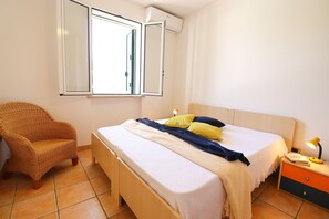 3 habitaciones, tabla de planchar con plancha y ropa de cama