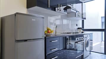Refrigerador, horno, placa de cocina, cafetera expreso