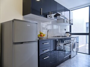 Refrigerador, horno, placa de cocina, cafetera expreso