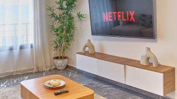 標準公寓 | 起居區 | 105-公分智慧型電視、數位頻道、Netflix、首輪電影