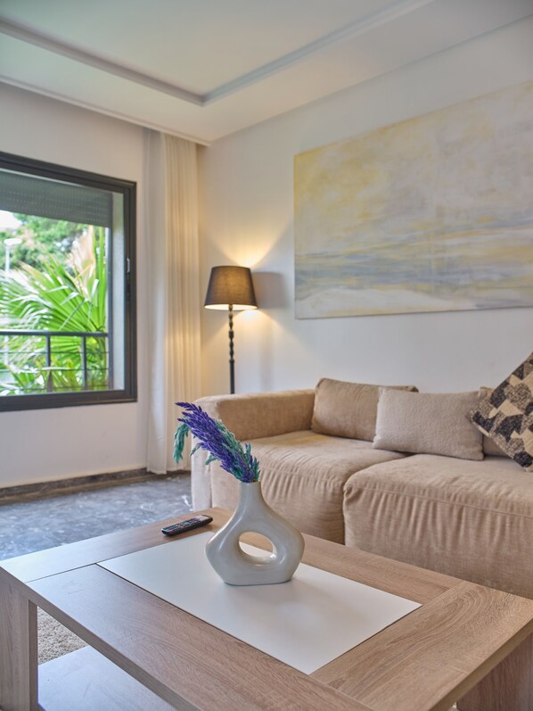 Standard-Apartment, 2 Schlafzimmer | Wohnbereich | 105-cm-Smart-TV mit Digitalempfang, Netflix, aktuelle Filme