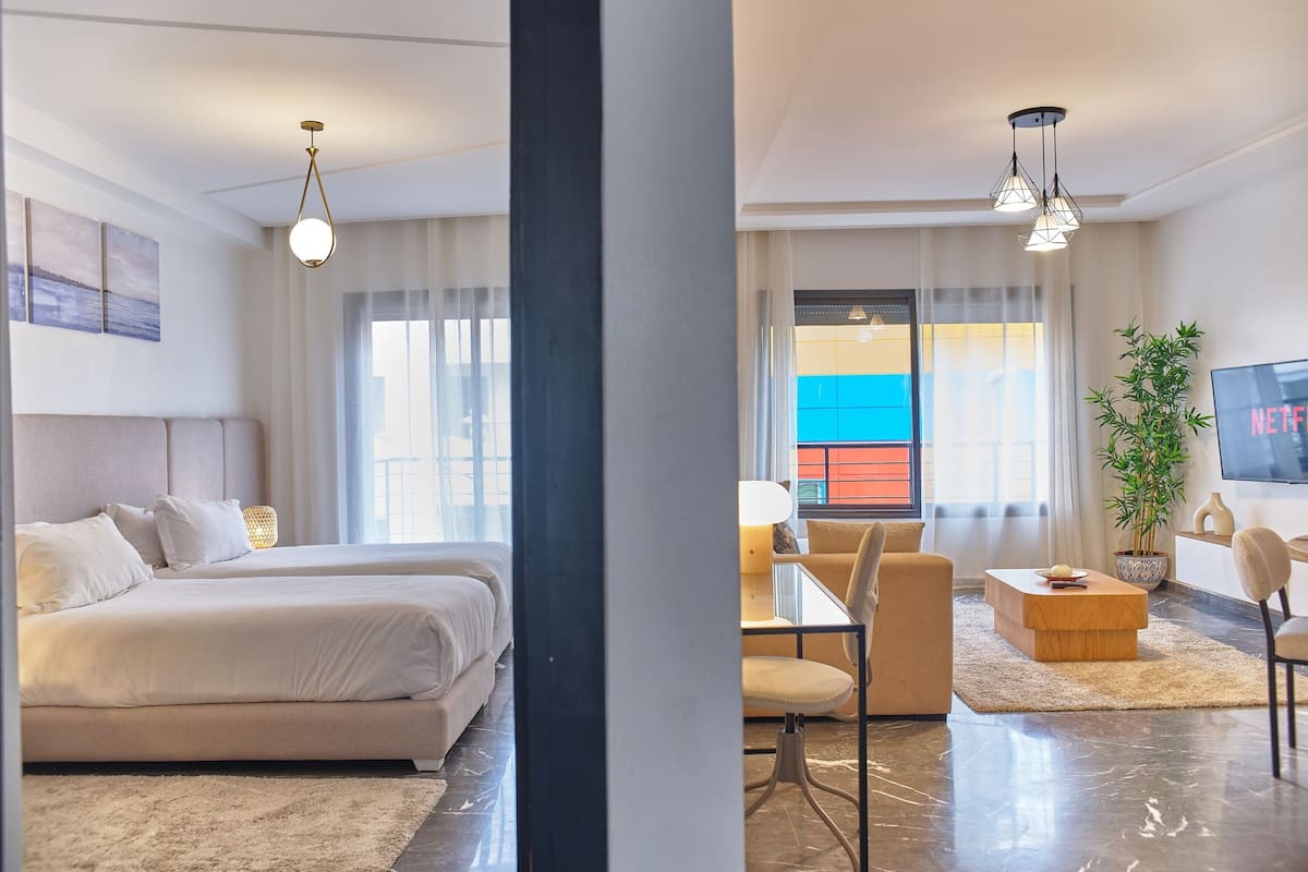 Ein modernes Hotelzimmer mit einem Bett, einem Schreibtisch und einem Fernseher.