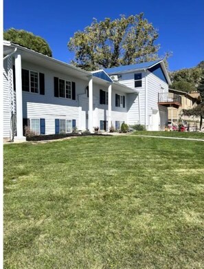 Exterior - Loft apartment, birdseye view of Valley.  Rock Climbers trailhead 5 minutes away (Cedar Hills)