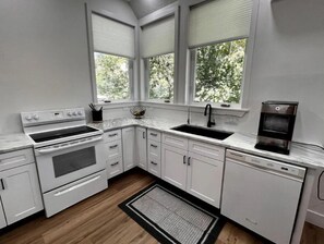 Private kitchen - Loft apartment, birdseye view of Valley.  Rock Climbers trailhead 5 minutes away (Cedar Hills)