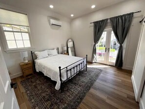 Room - Loft apartment, birdseye view of Valley.  Rock Climbers trailhead 5 minutes away (Cedar Hills)