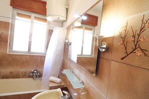 シャワー付き浴槽、ヘアドライヤー、タオル