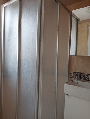 Douche, serviettes fournies