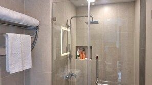 Regadera, secadora de cabello, toallas 