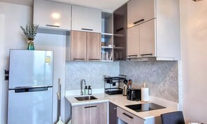 Frigorífico, microondas, placa de cocina y tostadora