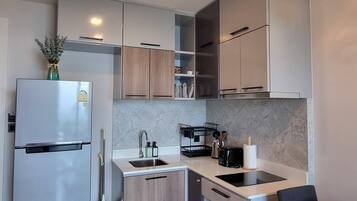 Réfrigérateur, micro-ondes, plaque de cuisson, lave-vaisselle