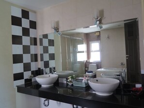 Baignoire, séchoir à cheveux, serviettes fournies