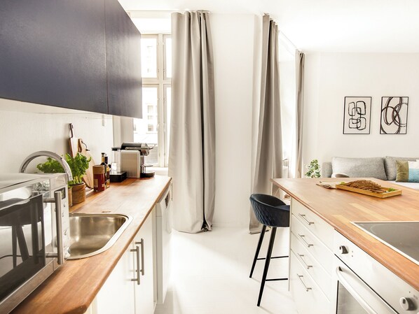 Fridge, oven, stovetop, dishwasher