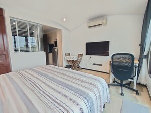 1 bedroom, iron/ironing board, WiFi, bed sheets - 422C - Studio Condo with Pool, Jomtien Beach (Pattaya City)