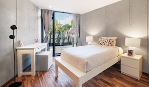 2 habitaciones, escritorio y tabla de planchar con plancha