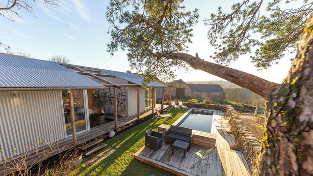 A series of cabins with outdoor decks and a swimming pool. - Les Cabanes Insolites del Traouc (Bozouls)
