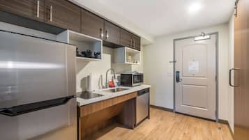 Full-sized fridge, microwave, stovetop, dishwasher