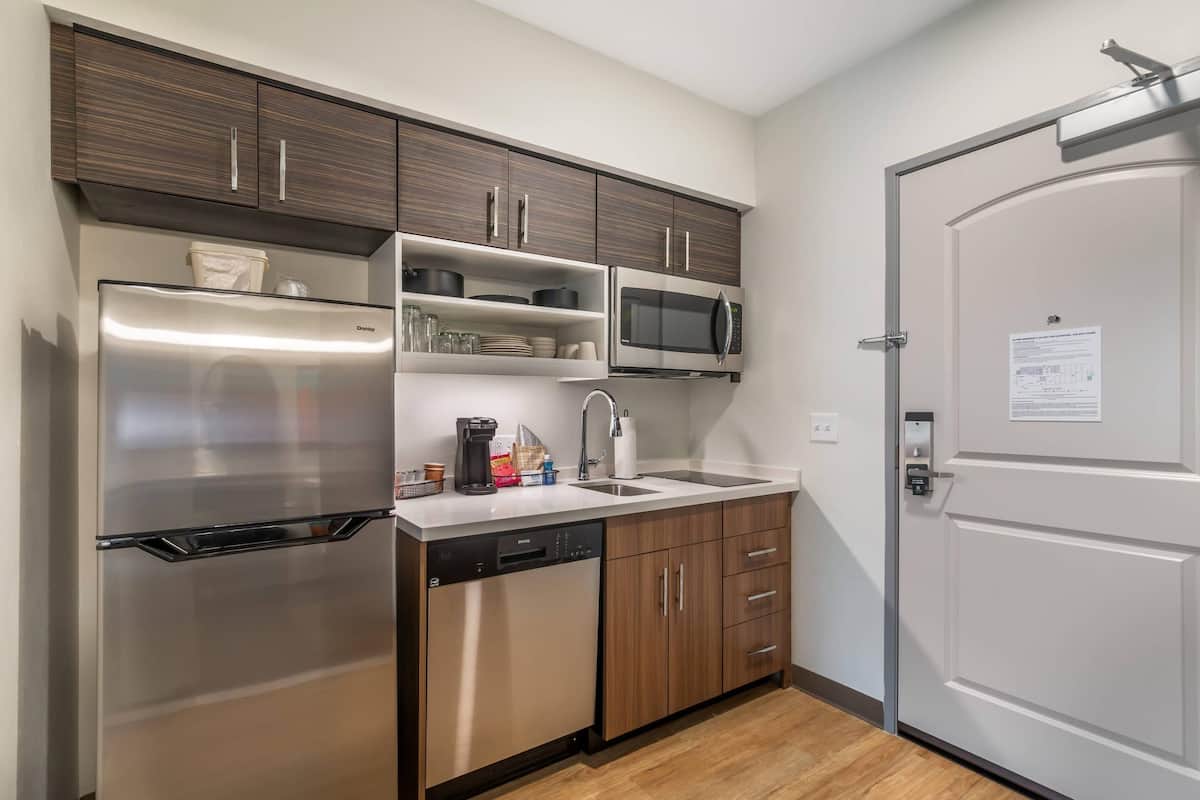 1 habitación, espacio para trabajar con laptop y cortinas blackout