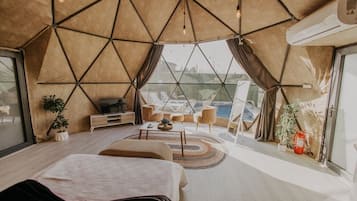 Dome Glamping (No Heating in Pool) | 1 bedroom, hypo-allergenic bedding, free WiFi, bed sheets