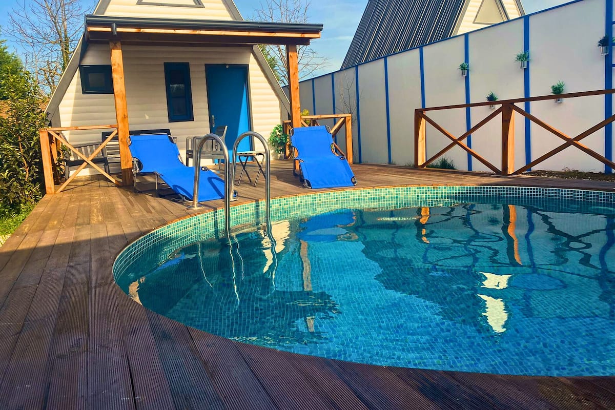 ALACATI JAKUZILI & HAVUZLU | เครื่องนอนป้องกันสารก่อภูมิแพ้, Wi-Fi ฟรี, ผ้าปูที่นอน