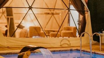 Dome Glamp | Hypo-allergenic bedding, free WiFi, bed sheets