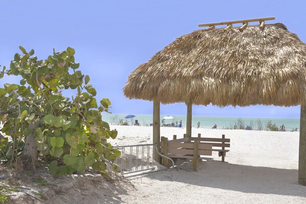 Beach nearby - Great Amenities - Canal Views - Walk to Beach - 2BR Casa Marina II #431 (Fort Myers Beach)