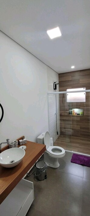 Shower, towels - Casa Moderna Nova em Condomínio Segurança Wi-fi (Mairinque)