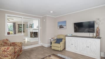 House, 5 Bedrooms | Living area