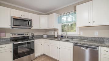 House, 5 Bedrooms | Private kitchen