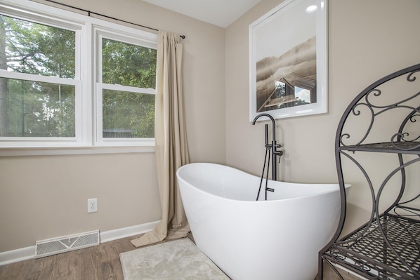 House, 5 Bedrooms | Bathroom | Towels