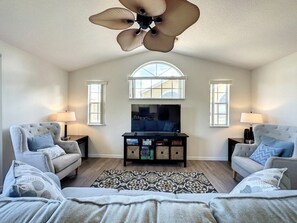 Condo, 3 Bedrooms | Living area