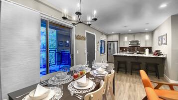 Condo, 2 quartos | Opções para refeição no quarto